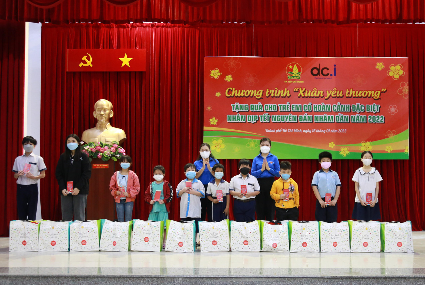 Chương trình "Xuân yêu thương" ngày 16/1 đã trao tổng cộng 150 suất quà cho các em nhỏ có hoàn cảnh đặc biệt ở các quận 4, 8, quận Bình Tân, huyện Bình Chánh. Chương trình "Xuân yêu thương" ngày 16/1 đã trao tổng cộng 150 suất quà cho các em nhỏ có hoàn cảnh đặc biệt ở các quận 4, 8, quận Bình Tân, huyện Bình Chánh.