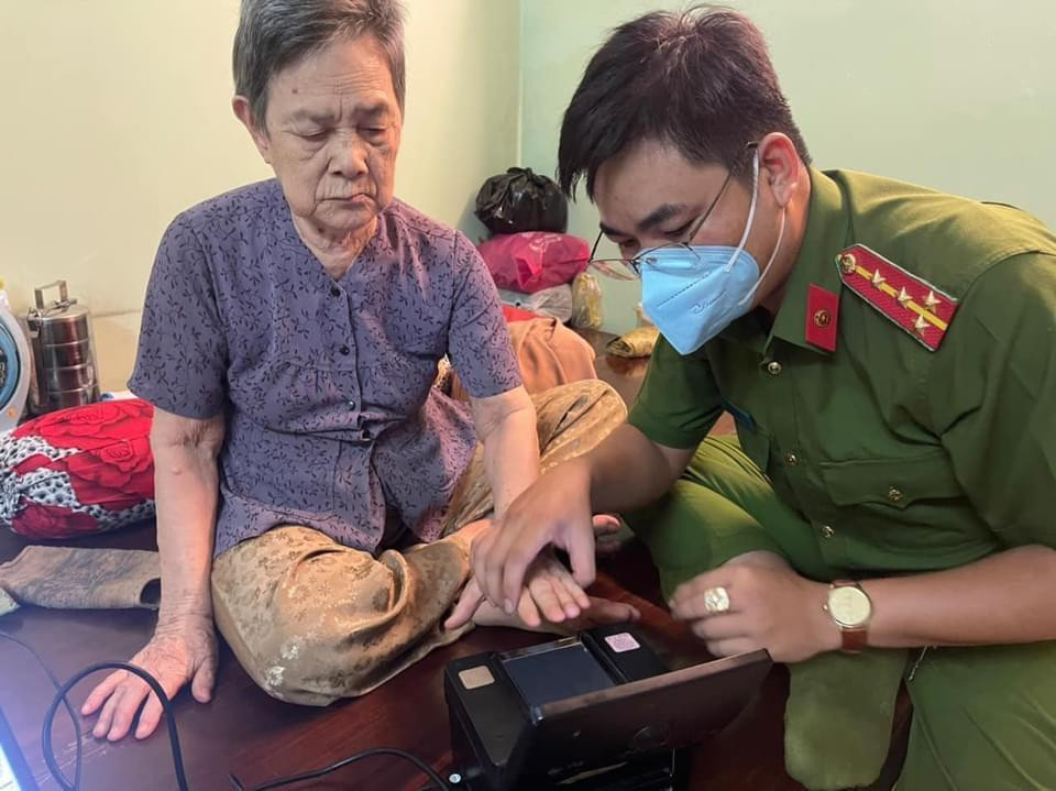 Cán bộ chiến sĩ, ĐVTN công an hỗ trợ làm CCCD tại nhà cho người cao tuổi ngay sau buổi lễ ra mắt công trình. Cán bộ chiến sĩ, ĐVTN công an hỗ trợ làm CCCD tại nhà cho người cao tuổi ngay sau buổi lễ ra mắt công trình.