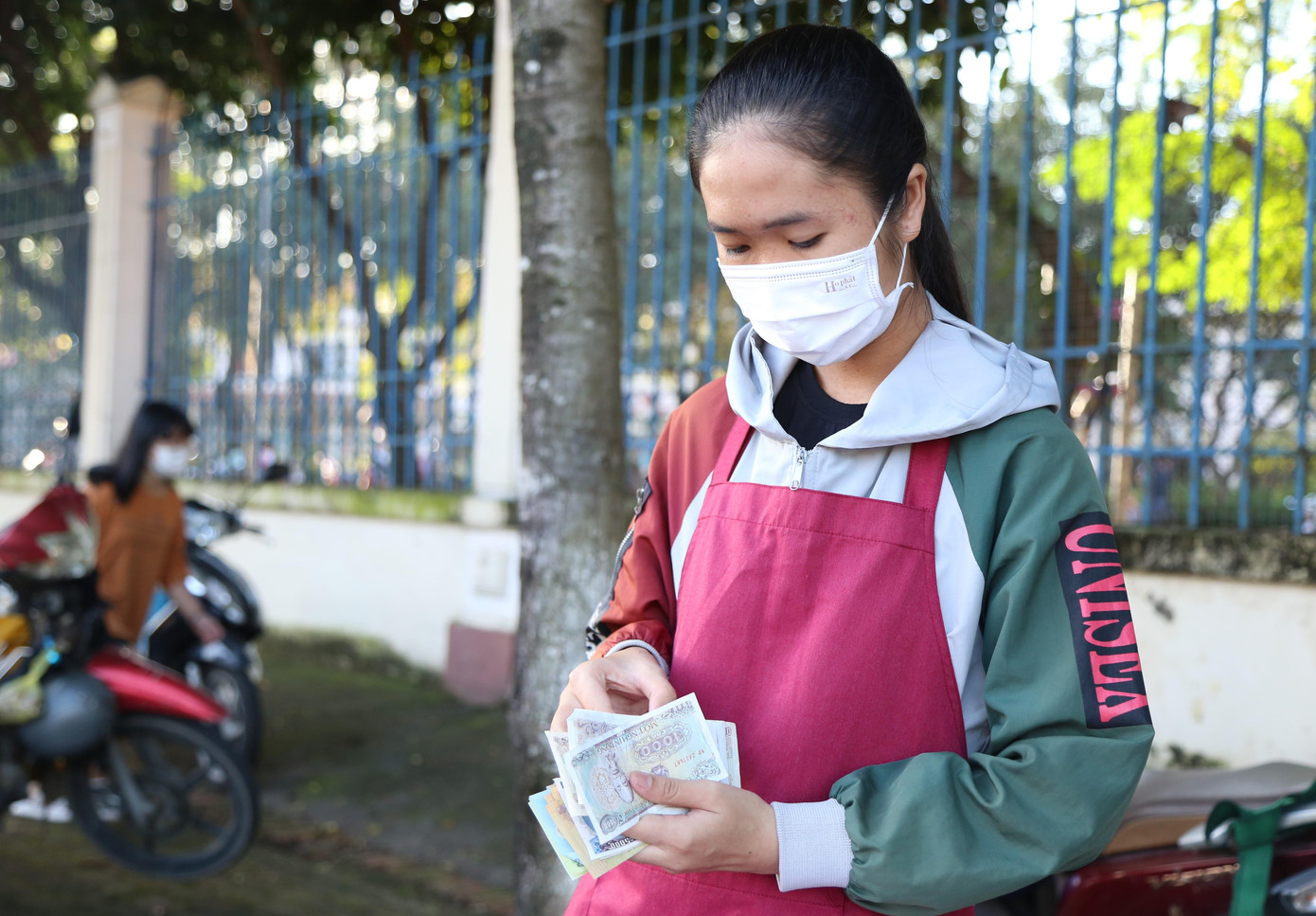 "Khoản thu nhập này cũng đủ để em đổ xăng, mua mì gói, sữa và in tài liệu học tập", Kiều chia sẻ và cho biết những lúc mua bán đếm không kỹ bị thiếu hụt, bạn phải bỏ tiền túi để bù vào.
