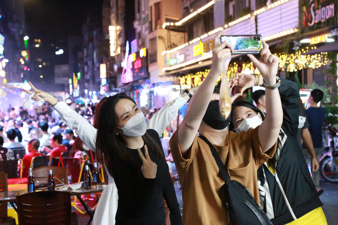 Bạn trẻ check-in lưu dấu những giây phút đầu tiên của năm mới 2022.