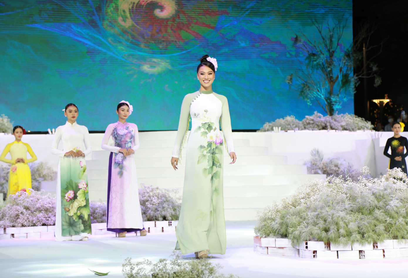 Á hậu Kim Duyên xuất hiện cuốn hút trong một thiết kế áo dài vẽ tay của NTK Trung Đỉnh Á hậu Kim Duyên xuất hiện cuốn hút trong một thiết kế áo dài vẽ tay của NTK Trung Đỉnh