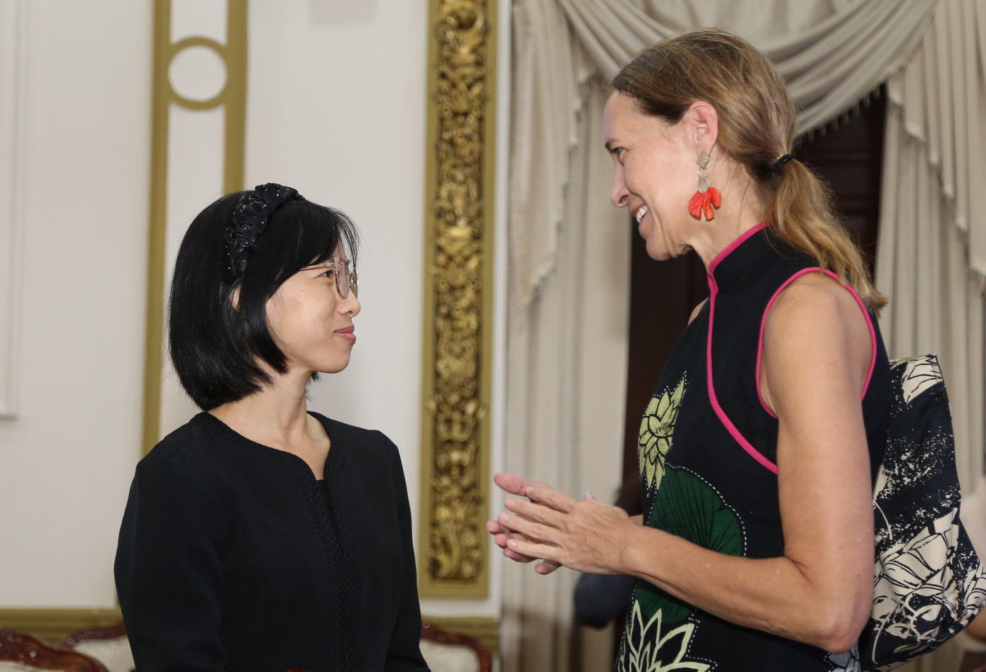 Bà Mary Tarnowka trao đổi bên lề hội nghị.