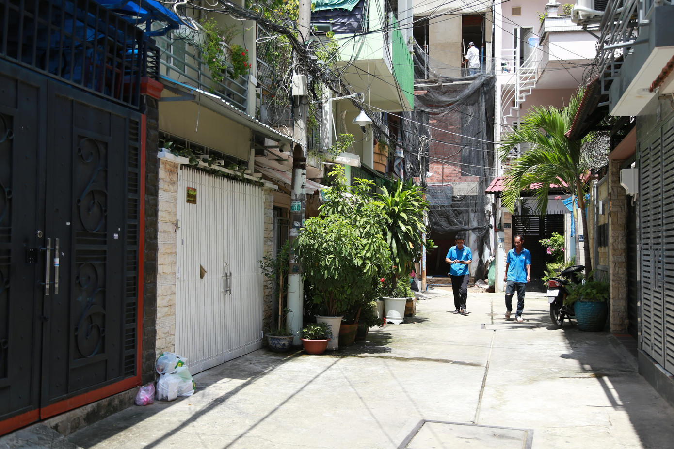 Hẻm 91/10 Nguyễn Trọng Tuyển (quận Phú Nhuận) trước năm 2007 chỉ có chiều rộng từ 1,4 - 3m nhưng được người dân nơi đây hiến đất, mở rộng lên 5m.