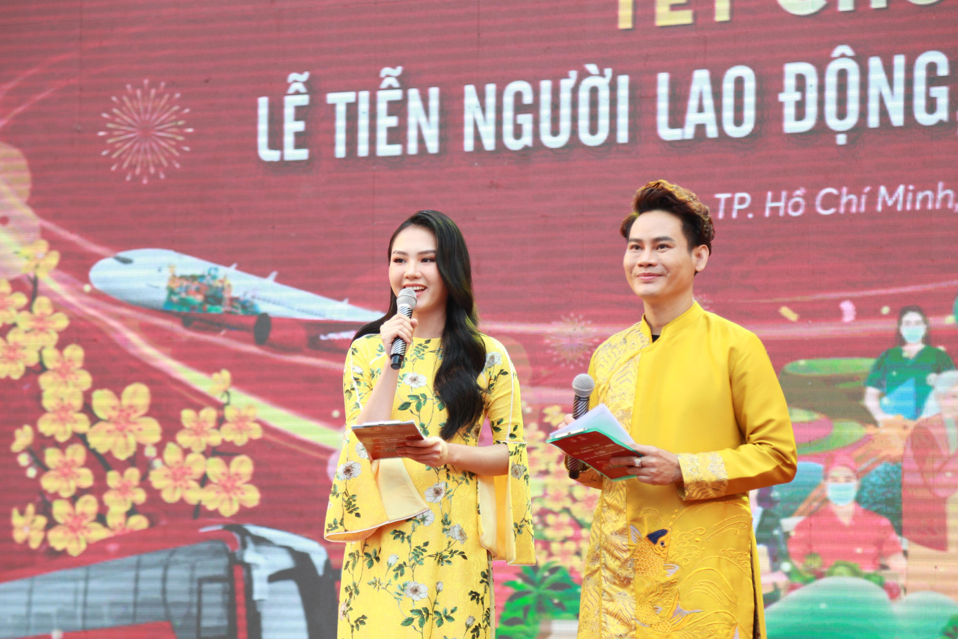 Đảm nhận vai trò dẫn dắt chương trình là Người đẹp Nhân ái Huỳnh Nguyễn Mai Phương và MC Hồng Phúc. Đảm nhận vai trò dẫn dắt chương trình là Người đẹp Nhân ái Huỳnh Nguyễn Mai Phương và MC Hồng Phúc.