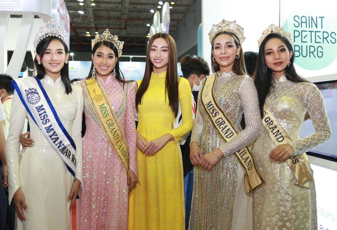 Hoa hậu Lương Thùy Linh (giữa) cùng người đẹp các quốc gia Lào, Myanmar, Campuchia, Thái Lan đồng hành với các hoạt động quảng bá, xúc tiến du lịch trong khuôn khổ ITE HCMC 2022. Hoa hậu Lương Thùy Linh (giữa) cùng người đẹp các quốc gia Lào, Myanmar, Campuchia, Thái Lan đồng hành với các hoạt động quảng bá, xúc tiến du lịch trong khuôn khổ ITE HCMC 2022.