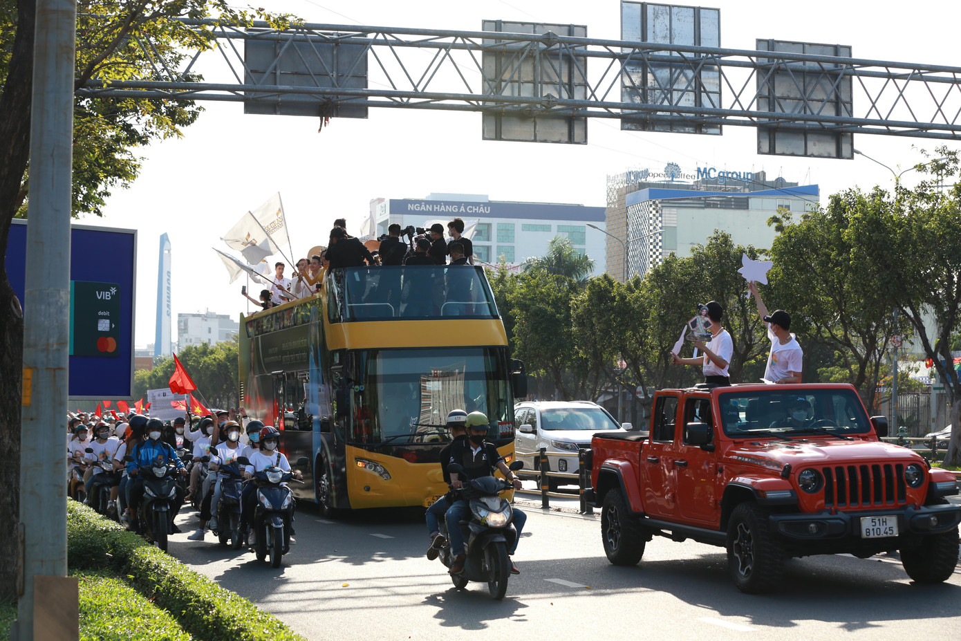 Đoàn diễu hành của Hoa hậu Thùy Tiên đi qua nhiều tuyến đường thành phố như Điện Biên Phủ - Nguyễn Thị Minh Khai - Nguyễn Du - Đinh Tiên Hoàng - Lê Duẩn - Nguyễn Huệ - Cách Mạng Tháng Tám... Suốt hành trình, nàng hậu nhận được sự chào đón nồng nhiệt của người hâm mộ.