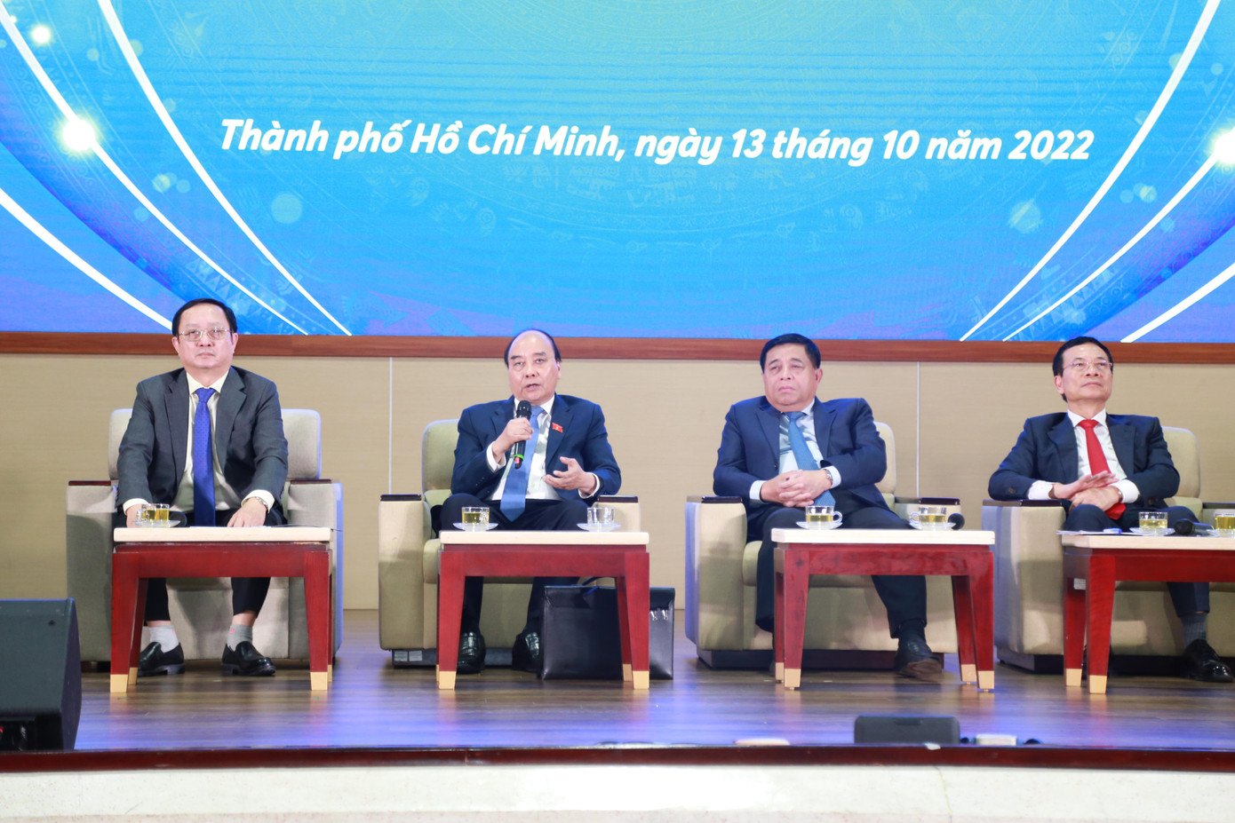 Tại lễ Khai khóa, Chủ tịch nước cùng các tư lệnh ngành KH&CN, KH&ĐT, TT&TT, UBND TPHCM trao đổi những vấn đề đặt ra để phát triển các lĩnh vực trọng điểm của đất nước. Tại lễ Khai khóa, Chủ tịch nước cùng các tư lệnh ngành KH&CN, KH&ĐT, TT&TT, UBND TPHCM trao đổi những vấn đề đặt ra để phát triển các lĩnh vực trọng điểm của đất nước.