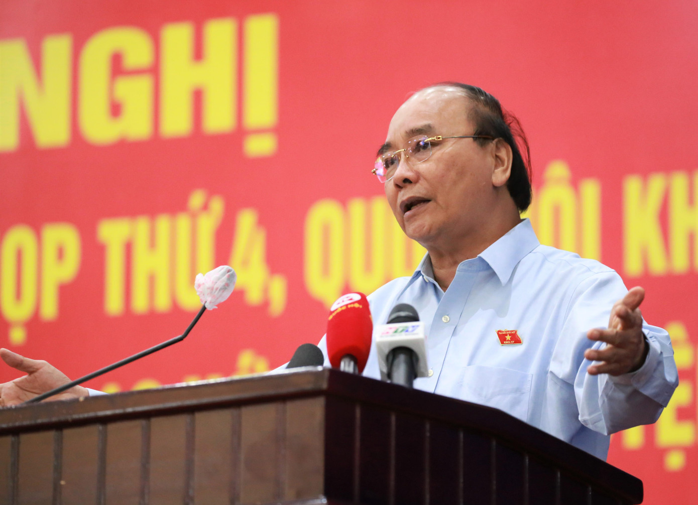 Chủ tịch nước Nguyễn Xuân Phúc chia sẻ cùng bà con cử tri. Chủ tịch nước Nguyễn Xuân Phúc chia sẻ cùng bà con cử tri.