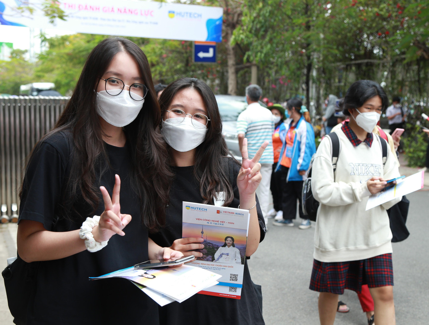 Đôi bạn vui vẻ sau khi hoàn thành bài thi đánh giá năng lực ngày 27/3