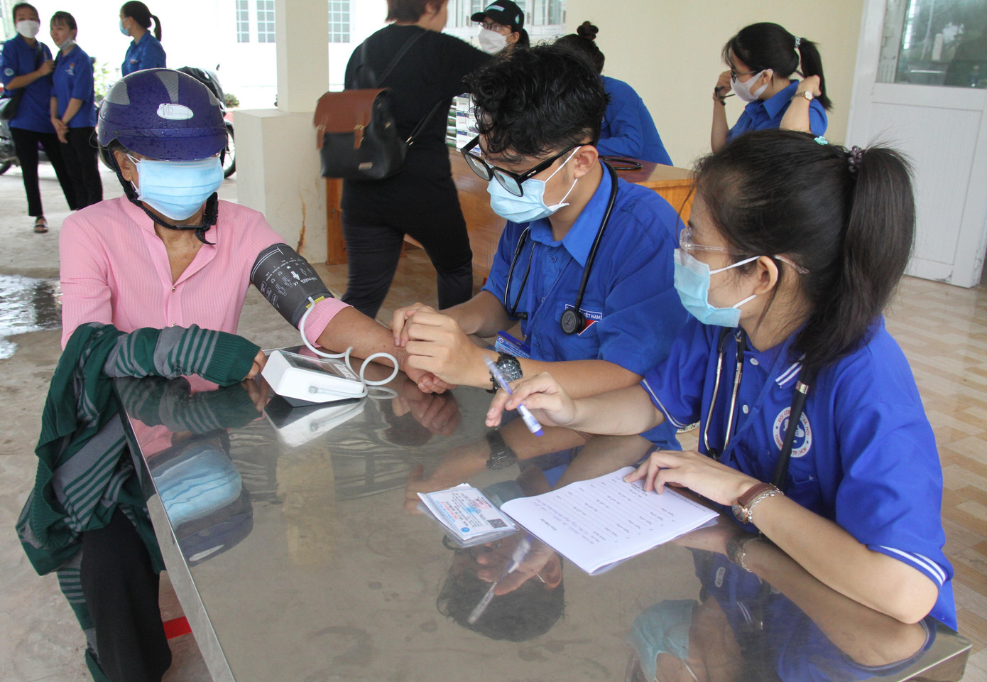 Tổ chức Đoàn phối hợp các đơn vị thăm khám, kiểm tra sức khỏe cho người dân.