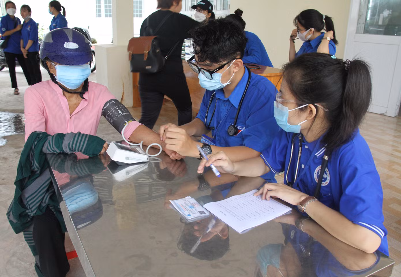 Tổ chức Đoàn phối hợp các đơn vị thăm khám, kiểm tra sức khỏe cho người dân.
