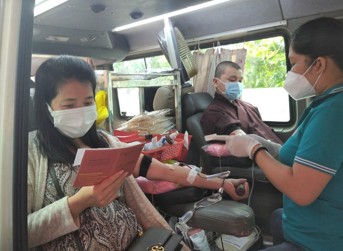 Sư thầy cùng chia sẻ giọt máu tại chương trình. Sư thầy cùng chia sẻ giọt máu tại chương trình.