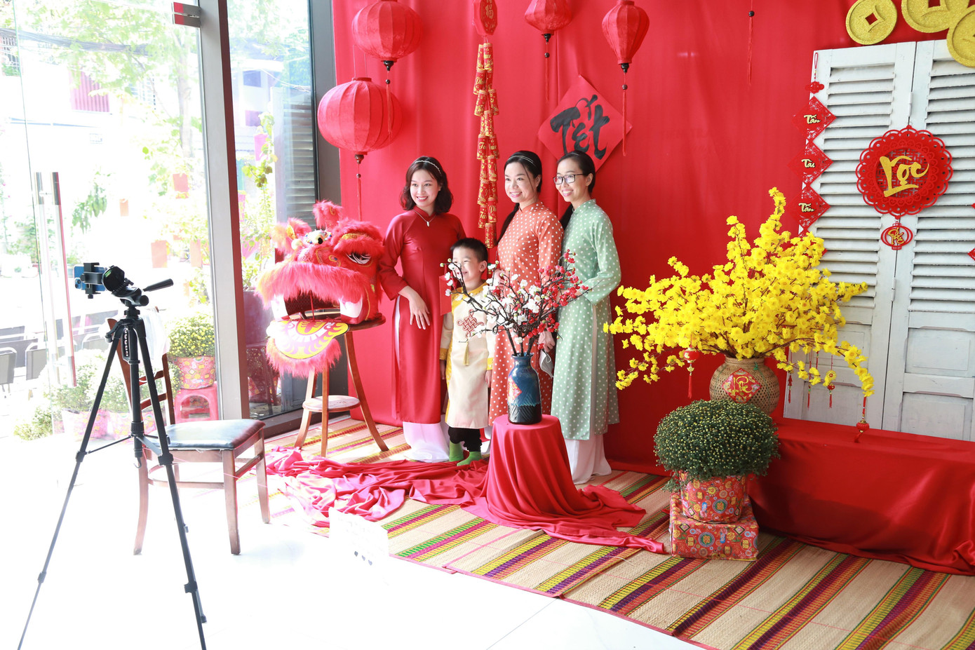 Tận dụng không gian thoáng đãng, rộng rãi xung quanh, một tiệm trà ở quận 10 đã trang trí không gian đón Tết để đón khách đến chụp hình.