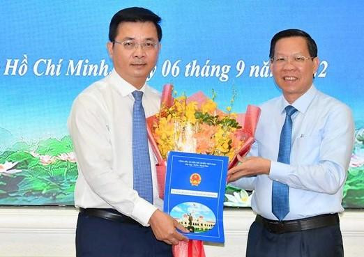 Ông Phan Văn Mãi trao quyết định cho tân Chủ tịch huyện Bình Chánh Võ Đức Thanh. Ảnh: SGGP Ông Phan Văn Mãi trao quyết định cho tân Chủ tịch huyện Bình Chánh Võ Đức Thanh. Ảnh: SGGP