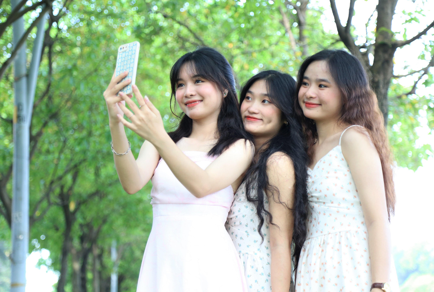 Cả ba cô bạn chụp hình bên hàng lộc vừng mùa thay lá.