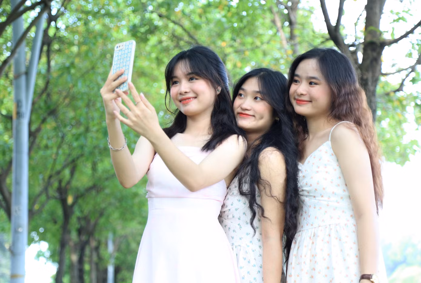 Cả ba cô bạn chụp hình bên hàng lộc vừng mùa thay lá.