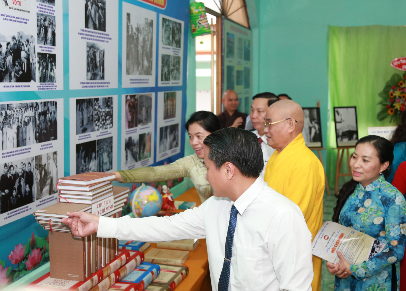 Các đại biểu xem thông tin tư liệu trong "Không gian văn hóa Hồ Chí Minh" tại chùa Long Hoa.