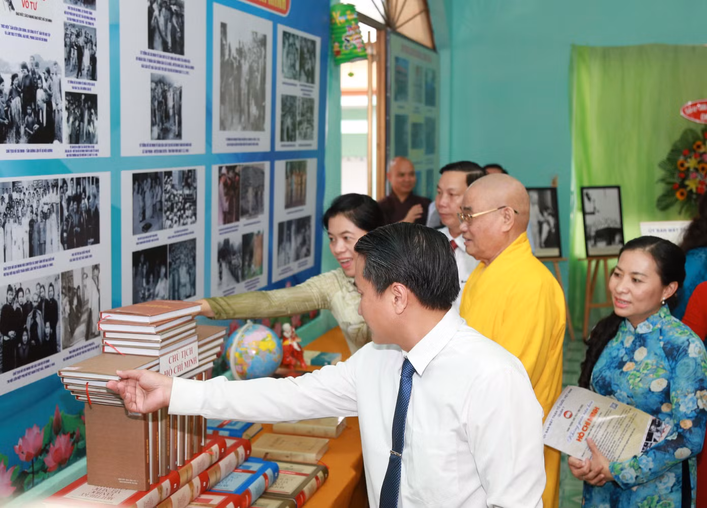 Các đại biểu xem thông tin tư liệu trong "Không gian văn hóa Hồ Chí Minh" tại chùa Long Hoa. Các đại biểu xem thông tin tư liệu trong "Không gian văn hóa Hồ Chí Minh" tại chùa Long Hoa.