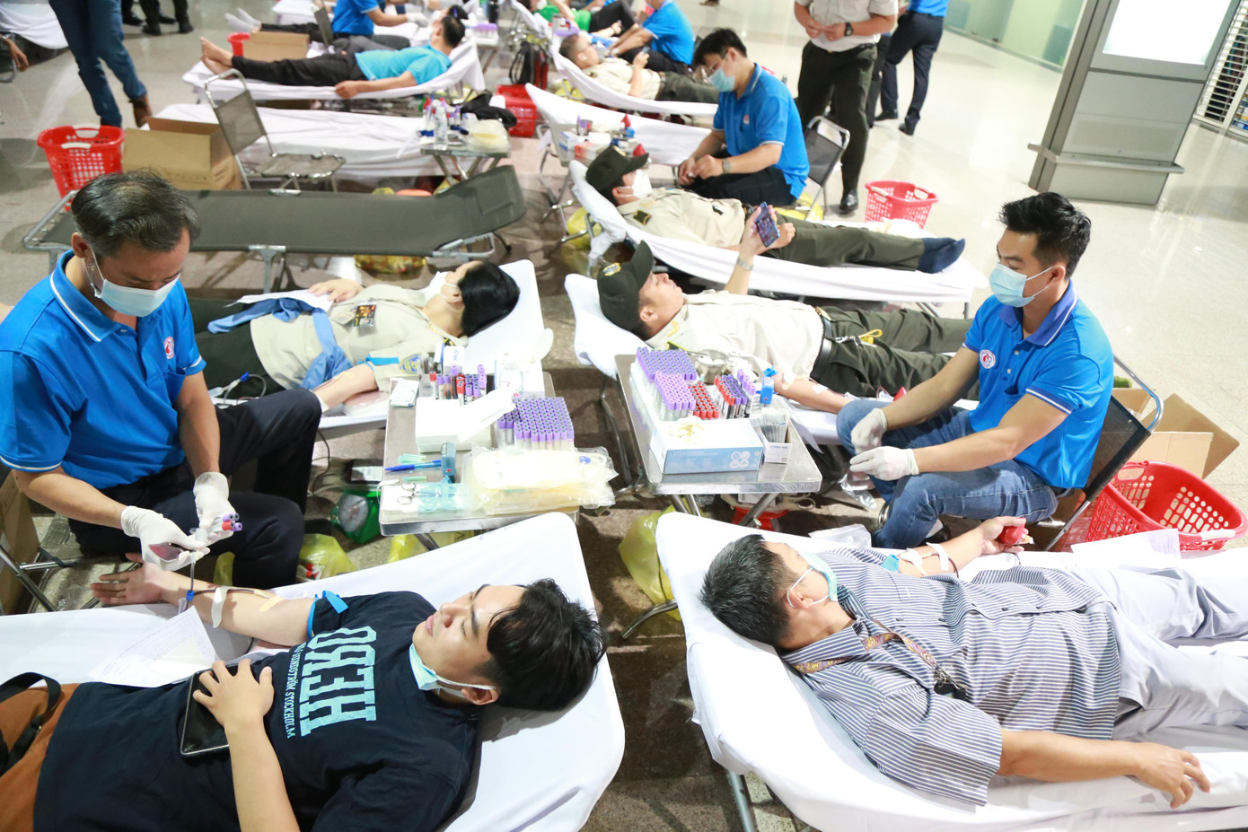 &quot;Phong trào hiến máu tình nguyện Chủ nhật Đỏ đã thực sự lan tỏa rộng khắp trong cộng đồng. Mỗi người ý thức được việc cho đi giọt máu của mình đã góp phần cứu chữa những người bệnh cần máu. Ban tổ chức chân thành cám ơn các cán bộ, nhân viên, người lao động của Cảng Hàng không quốc tế Tân Sơn Nhất đã dành ngày Chủ nhật cho đi giọt máu của mình để góp vào ngân hàng máu dự trữ, sẵn sàng phục vụ nhu cầu cứu chữa bệnh nhân nghèo&quot;, nhà báo Lý Thành Tâm khẳng định.