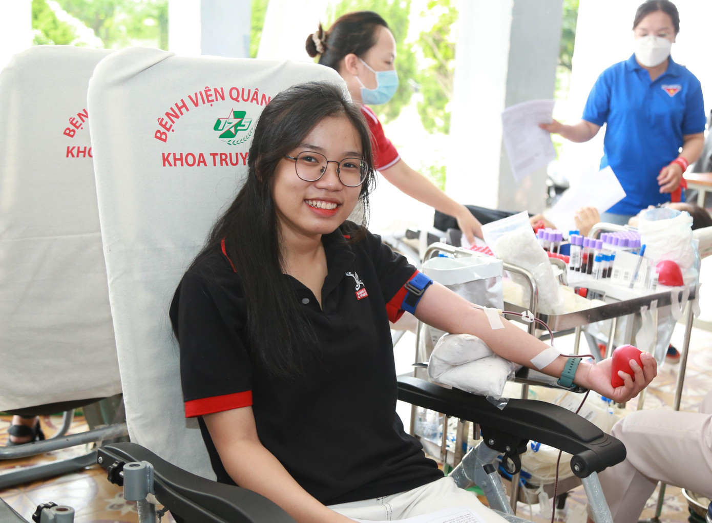 Sau khi hỗ trợ triển khai các hoạt động cùng Ban tổ chức, nữ tình nguyện viên của trường đã góp đơn vị máu tại chương trình Chủ nhật Đỏ.