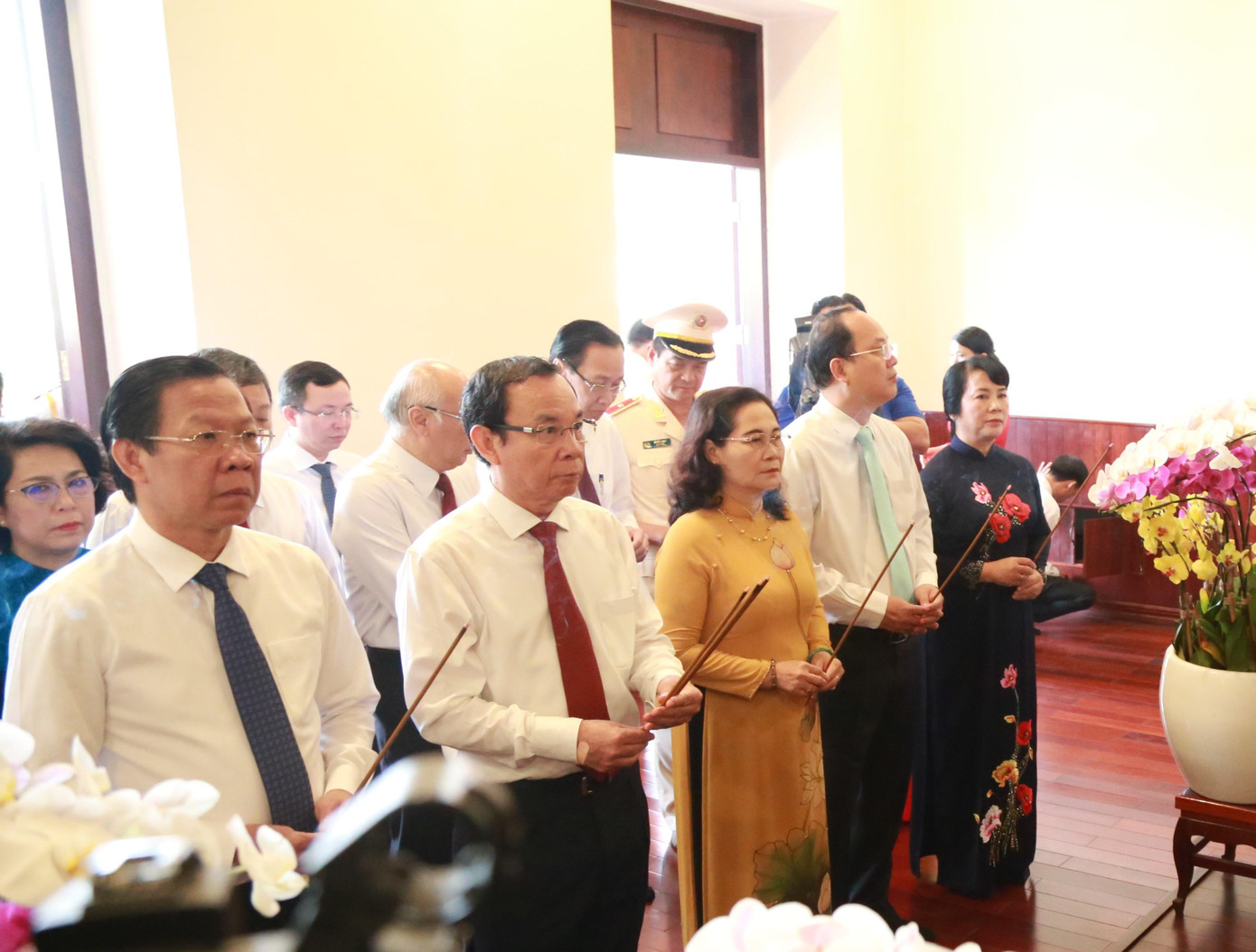 Đoàn đại biểu Thành ủy - HĐND - UBND - Ủy ban Mặt trận Tổ quốc Việt Nam TPHCM thành kính dâng hương Chủ tịch Hồ Chí Minh. Ảnh: Ngô Tùng Đoàn đại biểu Thành ủy - HĐND - UBND - Ủy ban Mặt trận Tổ quốc Việt Nam TPHCM thành kính dâng hương Chủ tịch Hồ Chí Minh. Ảnh: Ngô Tùng