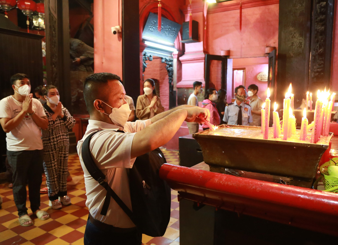 Cùng dâng hương, thành tâm cúng bái trước điện thờ Ngọc Hoàng.