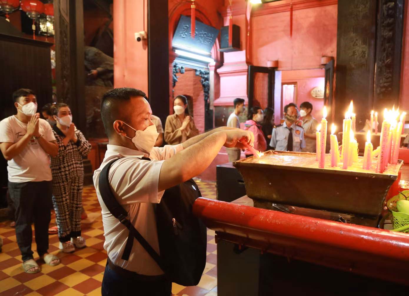Cùng dâng hương, thành tâm cúng bái trước điện thờ Ngọc Hoàng.