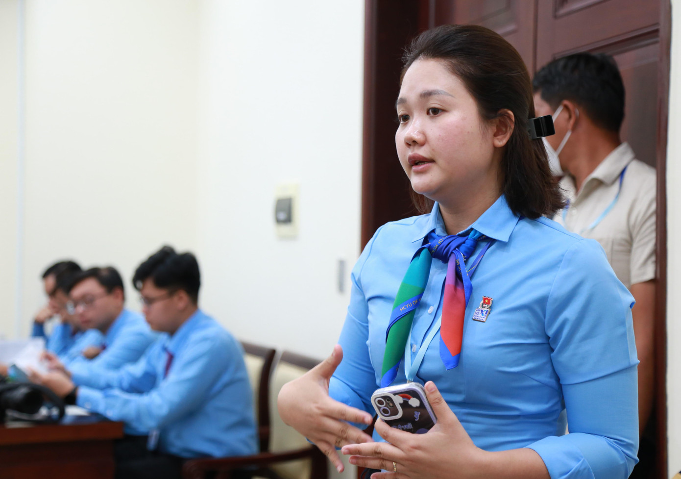 Chị Hoàng Uyên nêu ý kiến thảo luận nội dung văn kiện. Chị Hoàng Uyên nêu ý kiến thảo luận nội dung văn kiện.