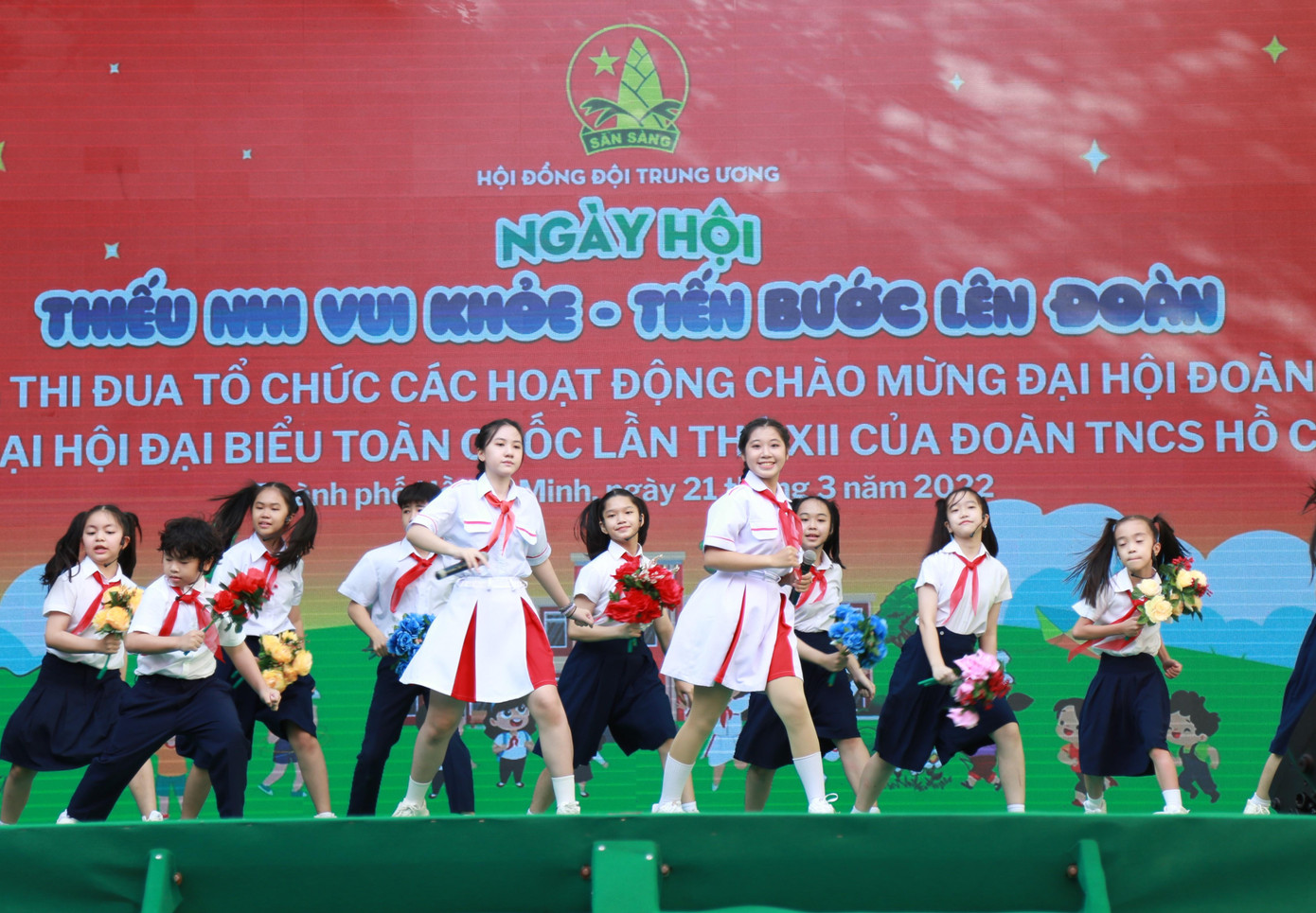 Ngày hội có sự tham gia biểu diễn văn nghệ của các bạn đội viên thiếu nhi. Trong ảnh: Bạn Nguyễn Võ Ngọc Giàu, Công dân trẻ tiêu biểu TPHCM 2021 cùng các bạn nhỏ tham gia một tiết mục ca múa sôi động Ngày hội có sự tham gia biểu diễn văn nghệ của các bạn đội viên thiếu nhi. Trong ảnh: Bạn Nguyễn Võ Ngọc Giàu, Công dân trẻ tiêu biểu TPHCM 2021 cùng các bạn nhỏ tham gia một tiết mục ca múa sôi động