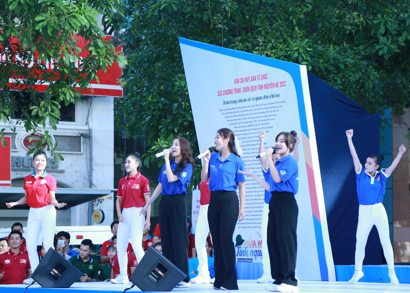 Ngoài những nghệ sĩ nhiệt huyết năng nổ tình nguyện trong những mùa hè qua như Hoa hậu H&apos;Hen Niê, ca sĩ Chí Thiện, MC Đại Nghĩa, năm nay, các chương trình, chiến dịch hè của thành phố còn có sự tham gia của nhiều anh chị thuộc Đội tình nguyện viên nghệ sĩ TPHCM nhằm tiếp tục lan tỏa rộng rãi tinh thần xung kích, cống hiến sức trẻ với cộng đồng.