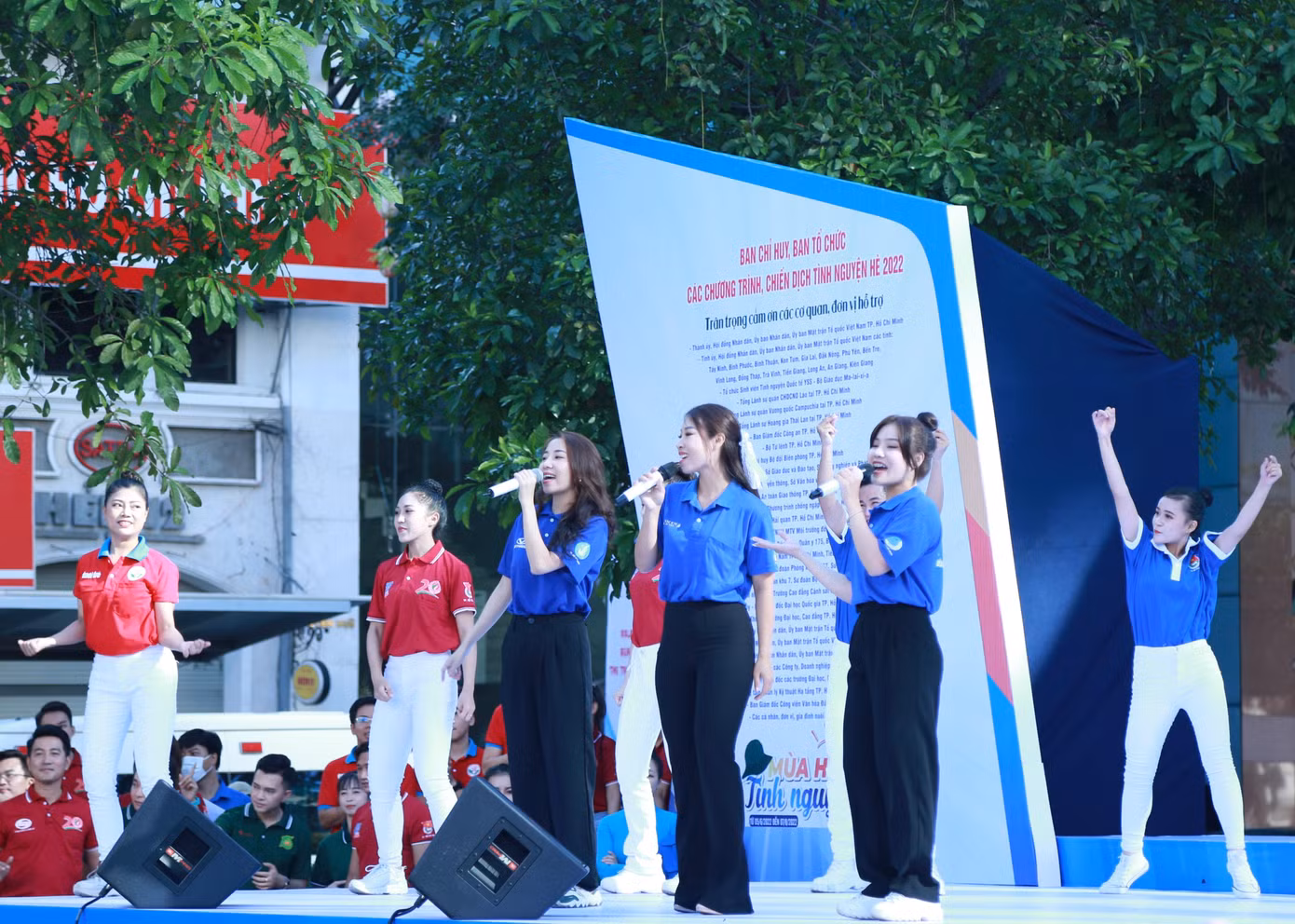 Ngoài những nghệ sĩ nhiệt huyết năng nổ tình nguyện trong những mùa hè qua như Hoa hậu H'Hen Niê, ca sĩ Chí Thiện, MC Đại Nghĩa, năm nay, các chương trình, chiến dịch hè của thành phố còn có sự tham gia của nhiều anh chị thuộc Đội tình nguyện viên nghệ sĩ TPHCM nhằm tiếp tục lan tỏa rộng rãi tinh thần xung kích, cống hiến sức trẻ với cộng đồng.