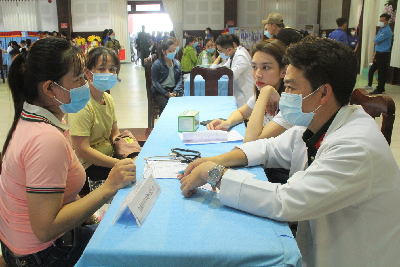 Thiếu tá - bác sĩ Vũ Sơn Giang trong một dịp khám chữa bệnh từ thiện ở Long An năm 2021 Thiếu tá - bác sĩ Vũ Sơn Giang trong một dịp khám chữa bệnh từ thiện ở Long An năm 2021