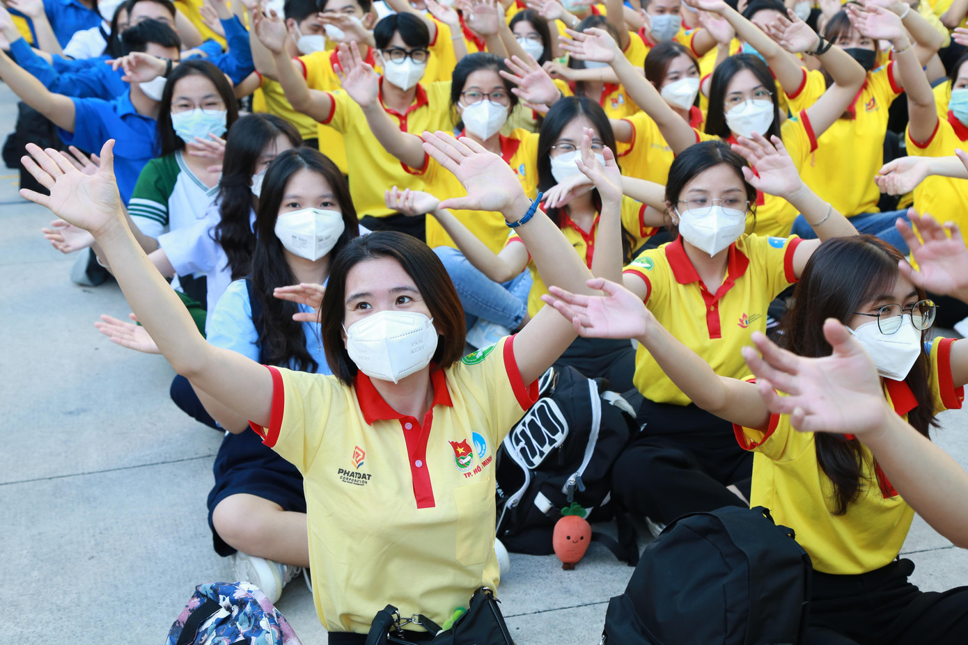 Các bạn sinh viên, đoàn viên thanh niên hào hứng tại buổi ra quân. Các bạn sinh viên, đoàn viên thanh niên hào hứng tại buổi ra quân.