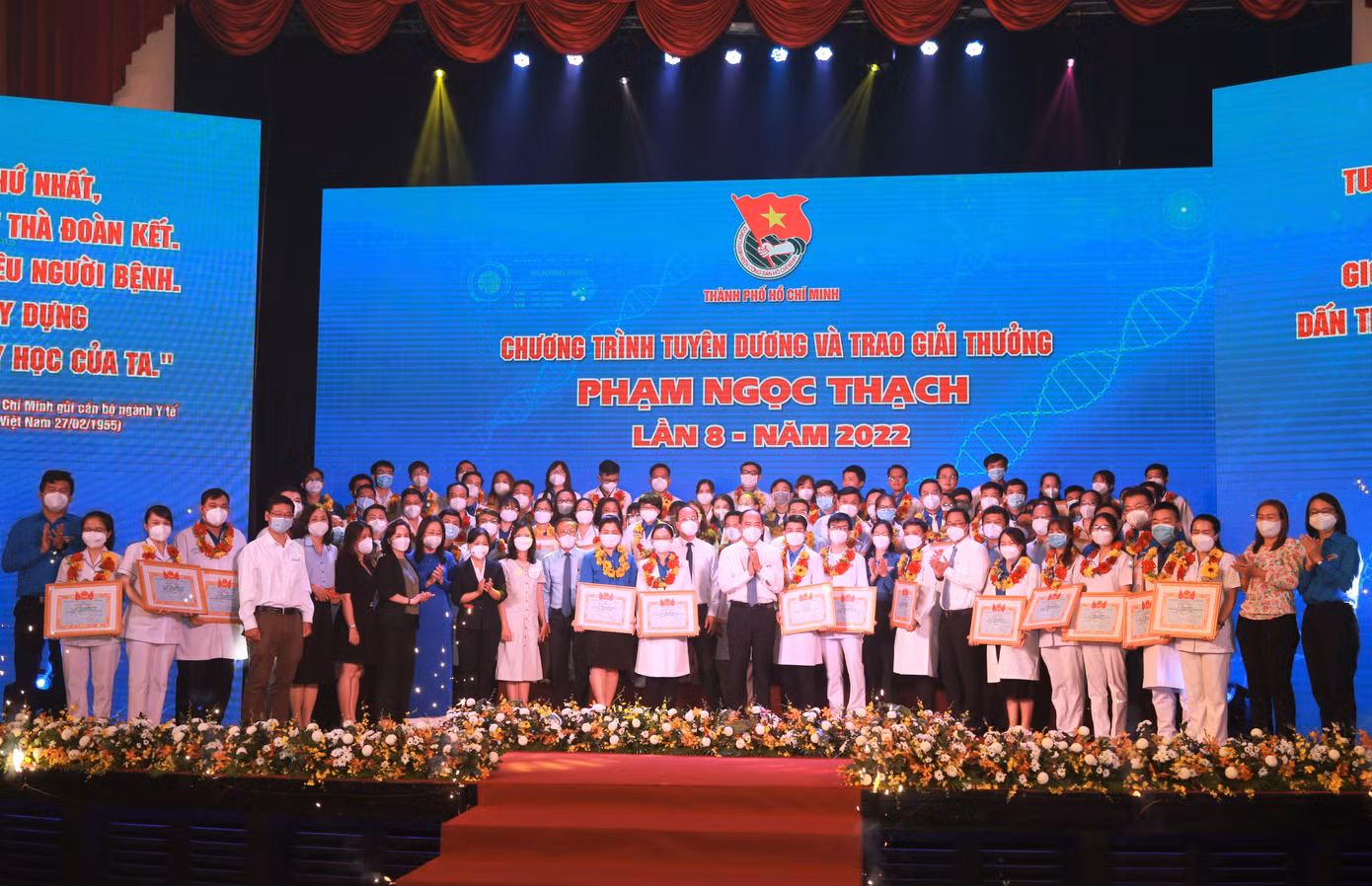 80 gương thầy thuốc trẻ chụp ảnh lưu niệm cùng lãnh đạo thành phố.