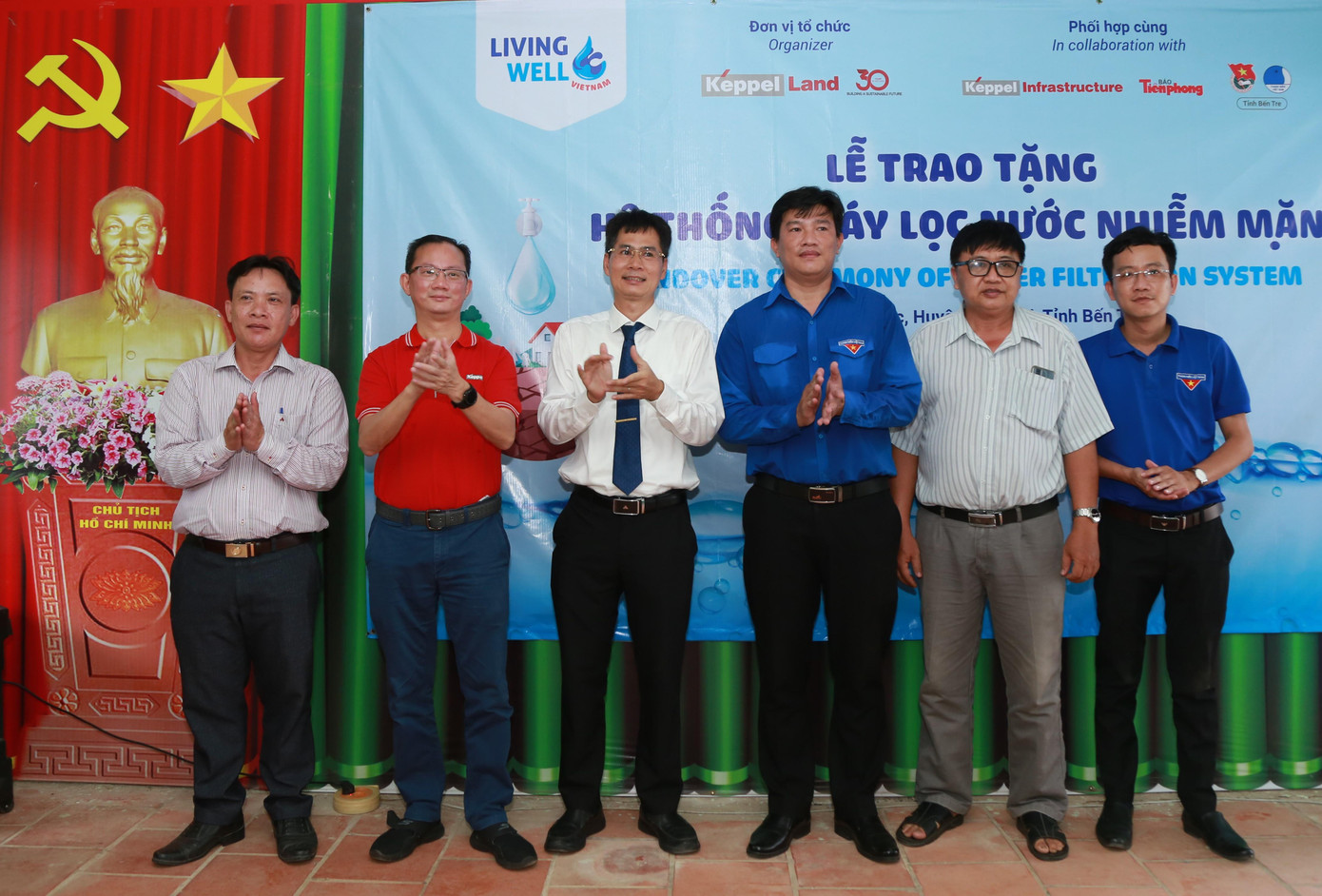 Lãnh đạo địa phương và đơn vị tài trợ, thực hiện chương trình tại buổi lễ.