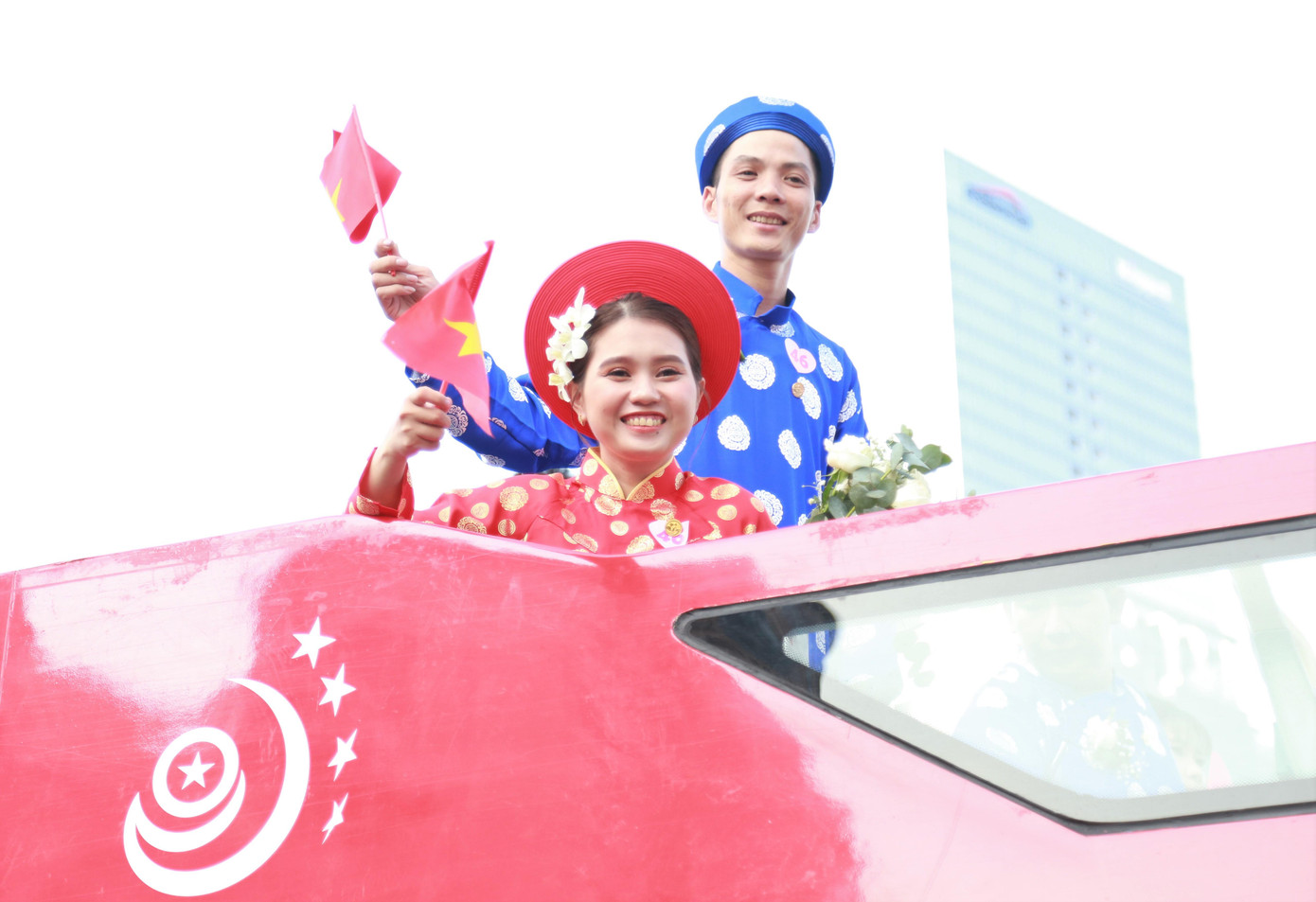 Trải qua 13 năm tổ chức, chương trình Lễ cưới tập thể đã giúp 922 đôi công nhân khó khăn có một lễ cưới ý nghĩa, ấm cúng.