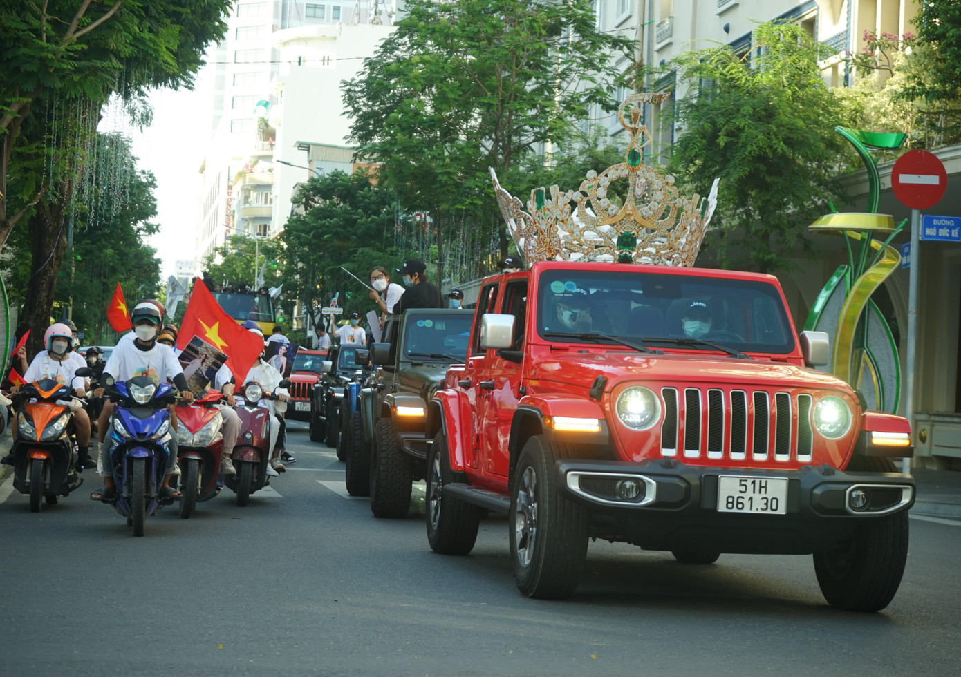 Đi đầu đoàn xe diễu hành là xe chở mô hình vương miện Miss Grand International.