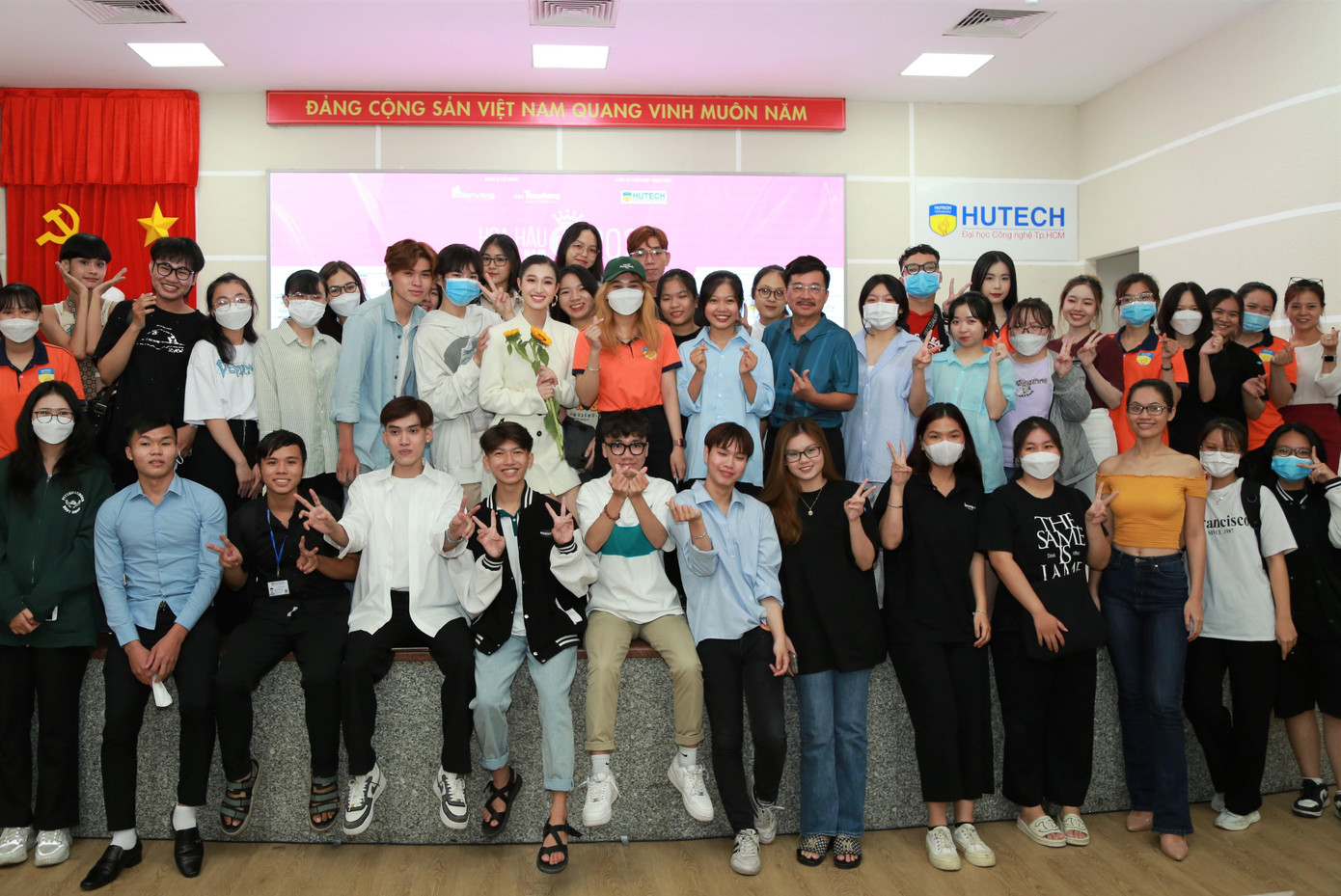 Đại diện Ban tổ chức HHVN 2022, Á hậu Phương Nhi chụp ảnh lưu niệm với các bạn sinh viên Đại học Công nghệ TPHCM - Hutech.