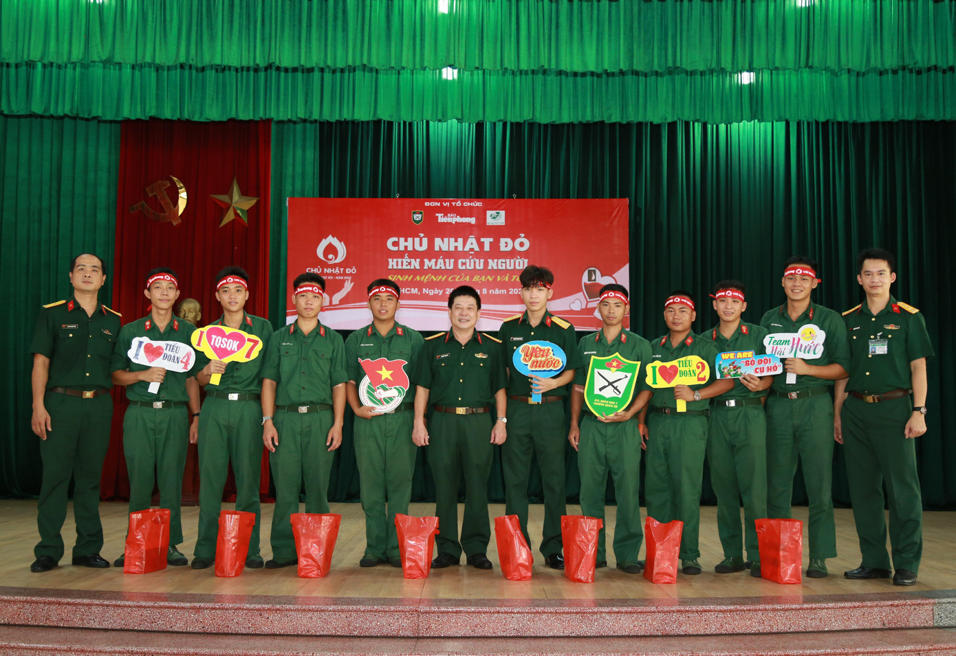 Thủ trưởng đơn vị cùng các bạn trẻ góp sức mang lại những giọt máu nghĩa tình để sẵn sàng chia sẻ với người bệnh.