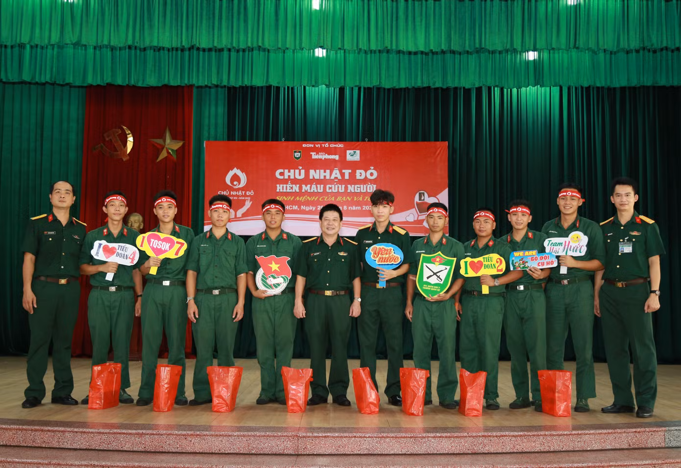 Thủ trưởng đơn vị cùng các bạn trẻ góp sức mang lại những giọt máu nghĩa tình để sẵn sàng chia sẻ với người bệnh.