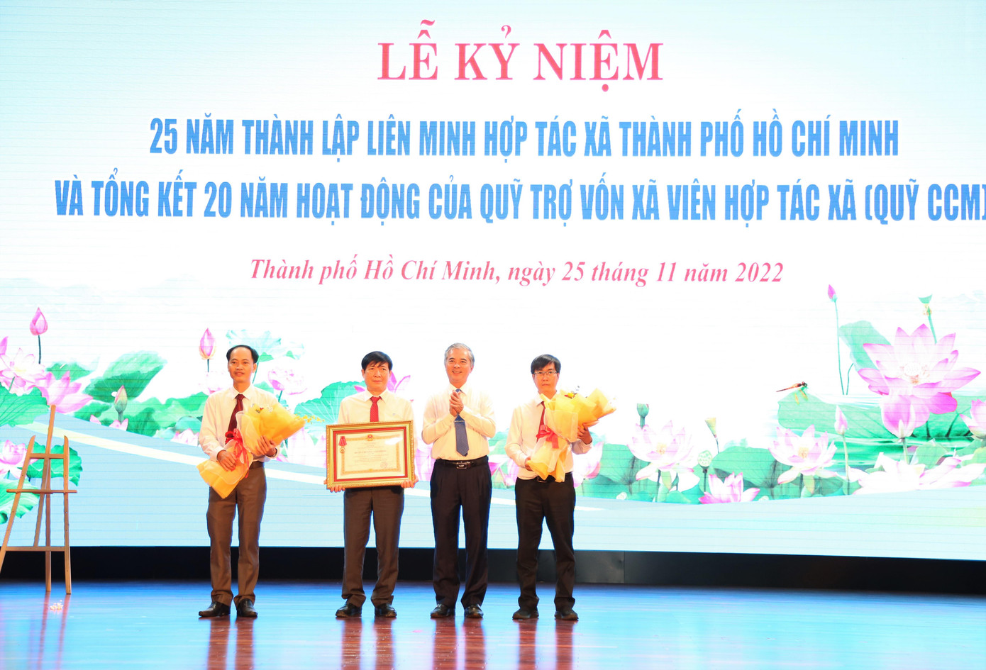 Phó Chủ tịch UBND TPHCM Ngô Minh Châu trao Huân chương Lao động hạng Nhì đến Quỹ trợ vốn xã viên Hợp tác xã TPHCM (CCM) nhằm ghi nhận những đóng góp tiêu biểu của quỹ.