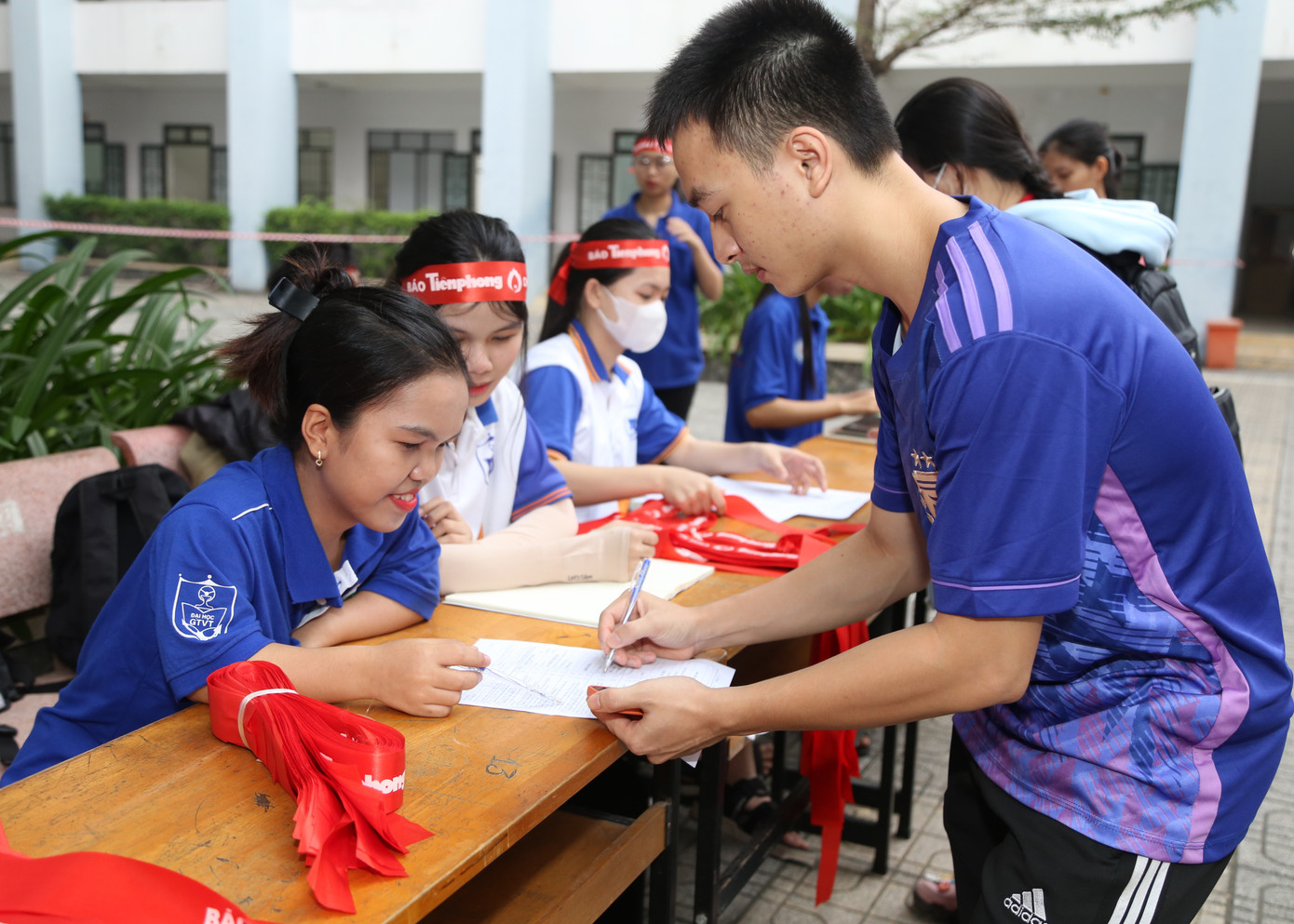 Chương trình cũng được ghép trong khuôn khổ hoạt động "Xuân sẻ chia" thuộc chiến dịch Xuân tình nguyện Trường Đại học Giao thông vận tải TPHCM.