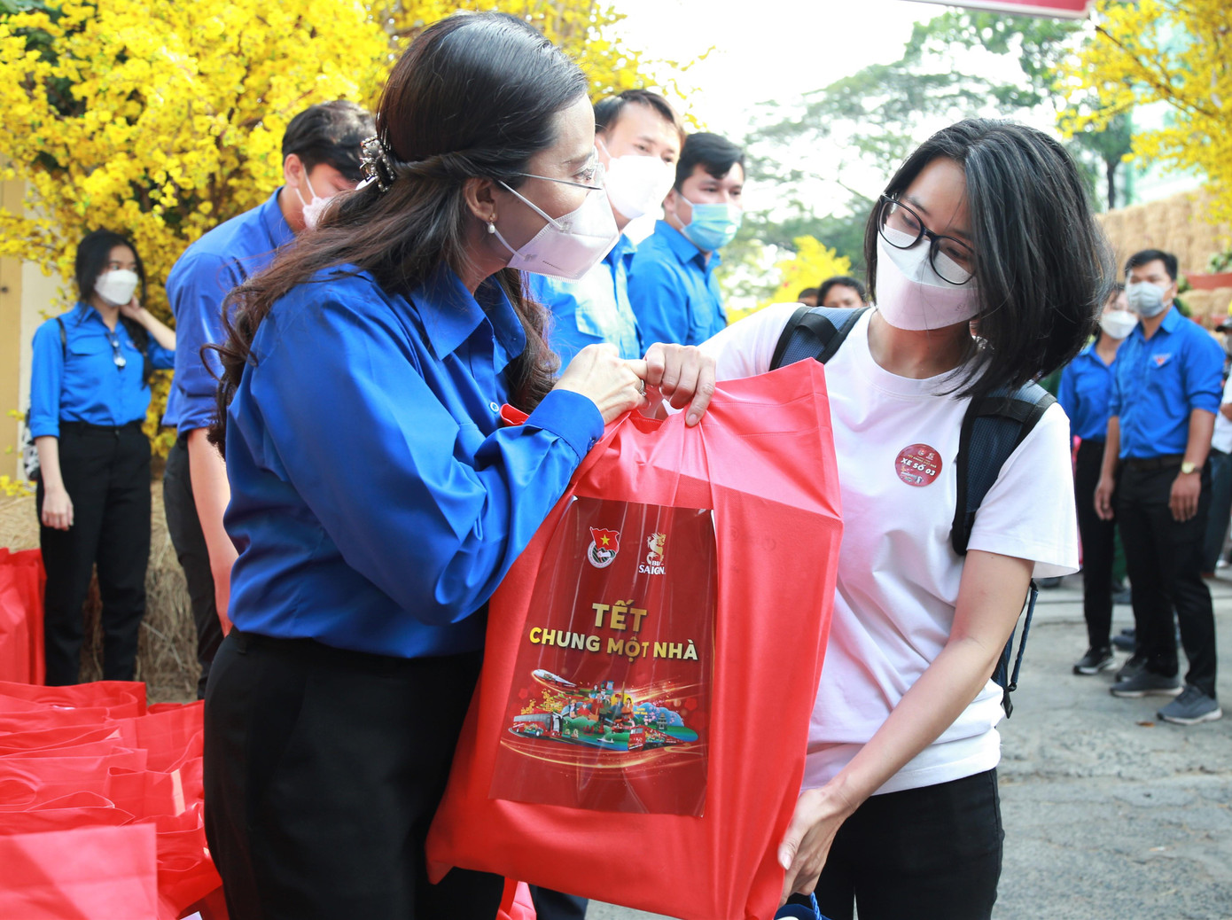 Bí thư T.Ư Đoàn, Chủ tịch Hội đồng Đội T.Ư Nguyễn Phạm Duy Trang trao quà Tết cho các bạn sinh viên, thanh niên công nhân trước khi họ lên xe về quê. Bí thư T.Ư Đoàn, Chủ tịch Hội đồng Đội T.Ư Nguyễn Phạm Duy Trang trao quà Tết cho các bạn sinh viên, thanh niên công nhân trước khi họ lên xe về quê.