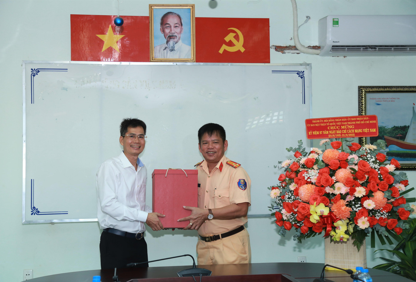 Dịp này, Phòng Cảnh sát giao thông đường bộ - đường sắt Công an TPHCM đến thăm Ban Đại diện báo Tiền Phong tại TPHCM và tặng quà chúc mừng ngày 21/6. Dịp này, Phòng Cảnh sát giao thông đường bộ - đường sắt Công an TPHCM đến thăm Ban Đại diện báo Tiền Phong tại TPHCM và tặng quà chúc mừng ngày 21/6.