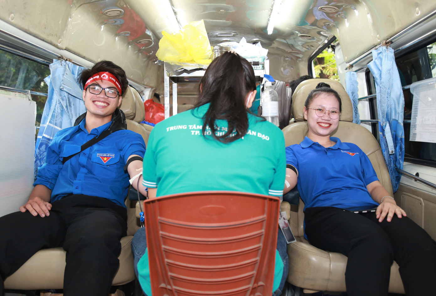 Bạn trẻ rạng rỡ sẻ chia giọt máu tại ngày hội Chủ nhật Đỏ.