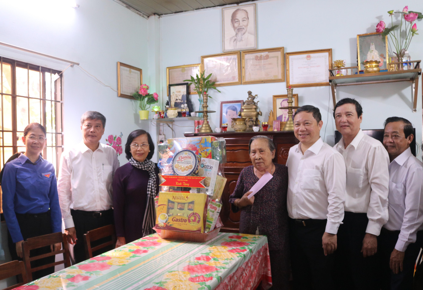 Các lãnh đạo, nguyên lãnh đạo TPHCM thăm, tặng quà các cựu tù chính trị, gia đình chính sách trên huyện đảo Côn Đảo, Bà Rịa - Vũng Tàu. Các lãnh đạo, nguyên lãnh đạo TPHCM thăm, tặng quà các cựu tù chính trị, gia đình chính sách trên huyện đảo Côn Đảo, Bà Rịa - Vũng Tàu.