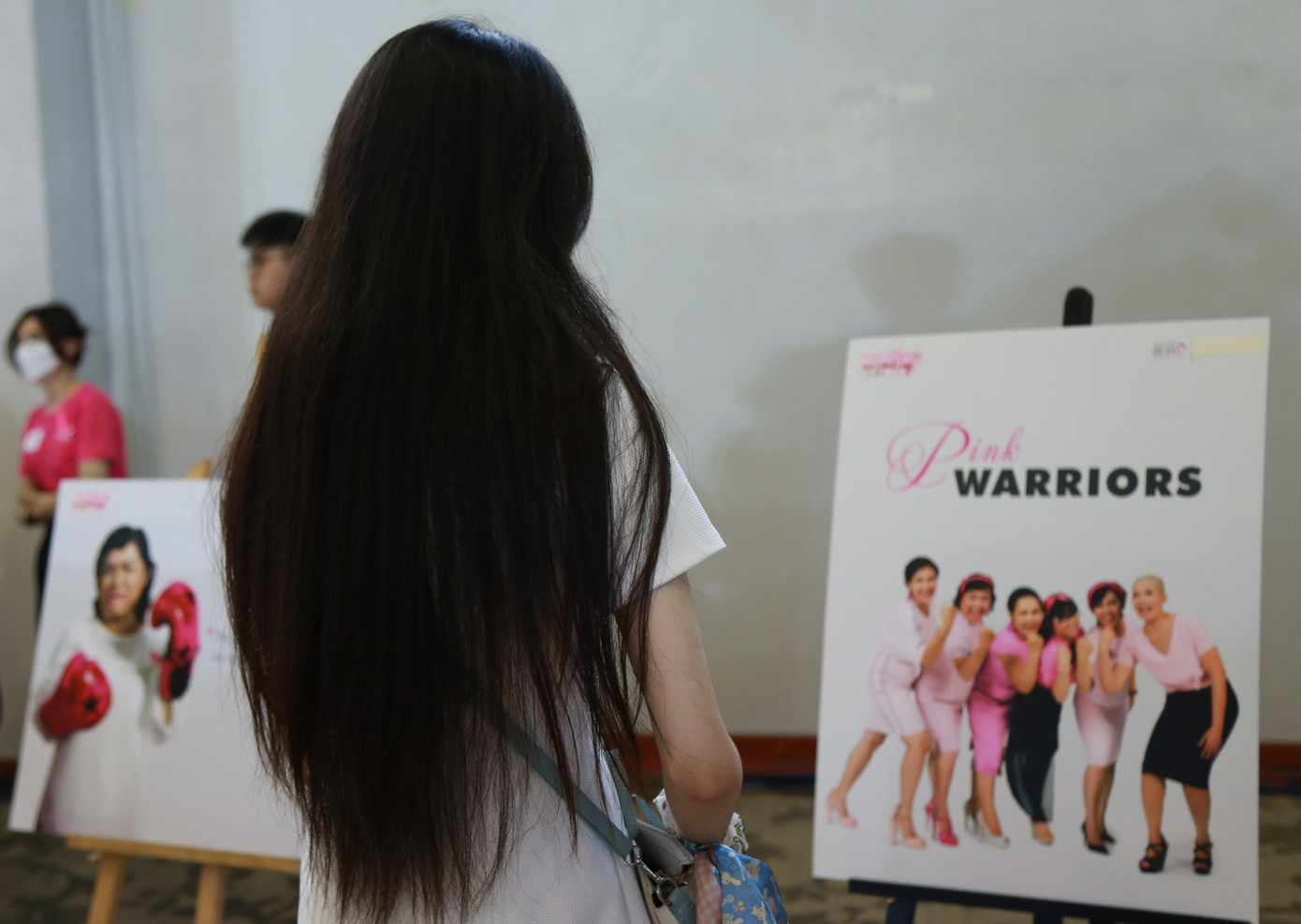 Bạn trẻ theo dõi triển lãm nâng cao nhận thức bệnh ung thư vú. Không chấp nhận số phận, nhiều "chiến binh K" đã vươn lên sống vui, khỏe, có ích và truyền cảm hứng cho cộng đồng.