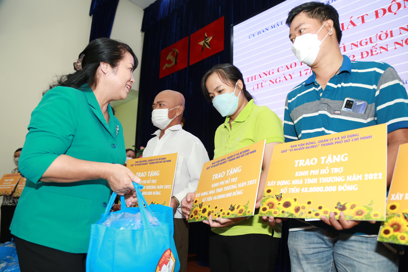 Bà Trần Kim Yến trao quà cho các hộ dân có hoàn cảnh khó khăn.