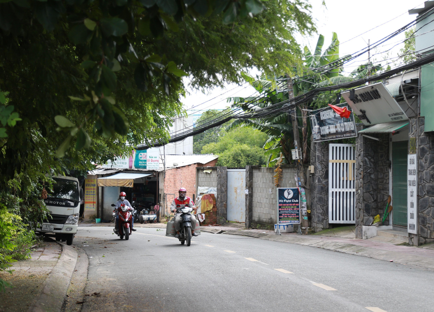 Năm 2010, đường Tân Hòa (TP Thủ Đức) chỉ rộng 5m. Người dân hai bên đường đã hiến hơn 2.000m2 đất trị giá hơn 14 tỷ đồng mở rộng tuyến đường này lên 8m như hiện hữu.