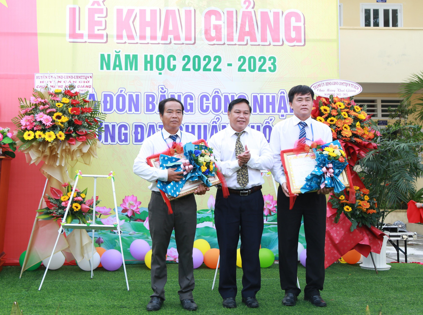 Lãnh đạo Sở Giáo dục và Đào tạo TPHCM trao chứng nhận Trường đạt chuẩn quốc gia và kiểm định giáo dục cho nhà trường.